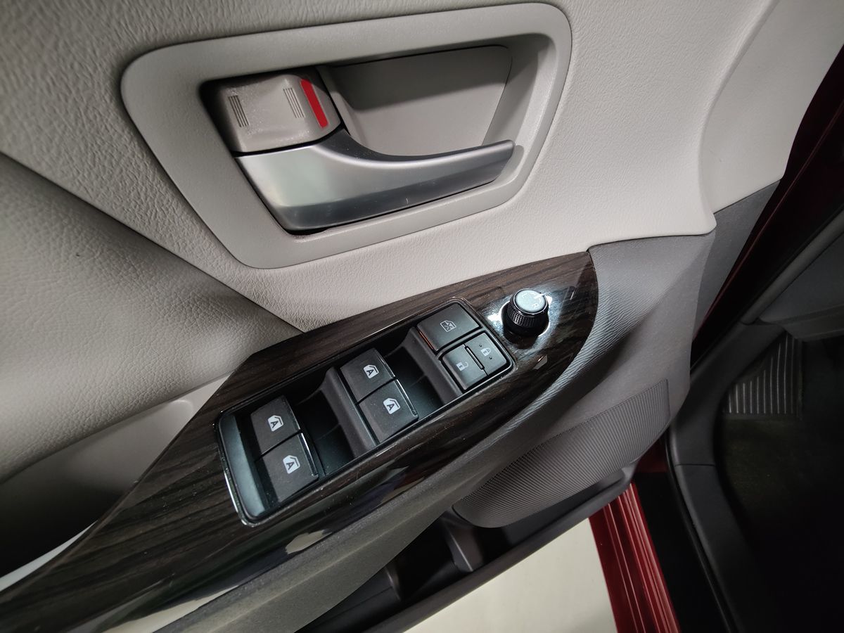 2015 Toyota Sienna XLE photo 19