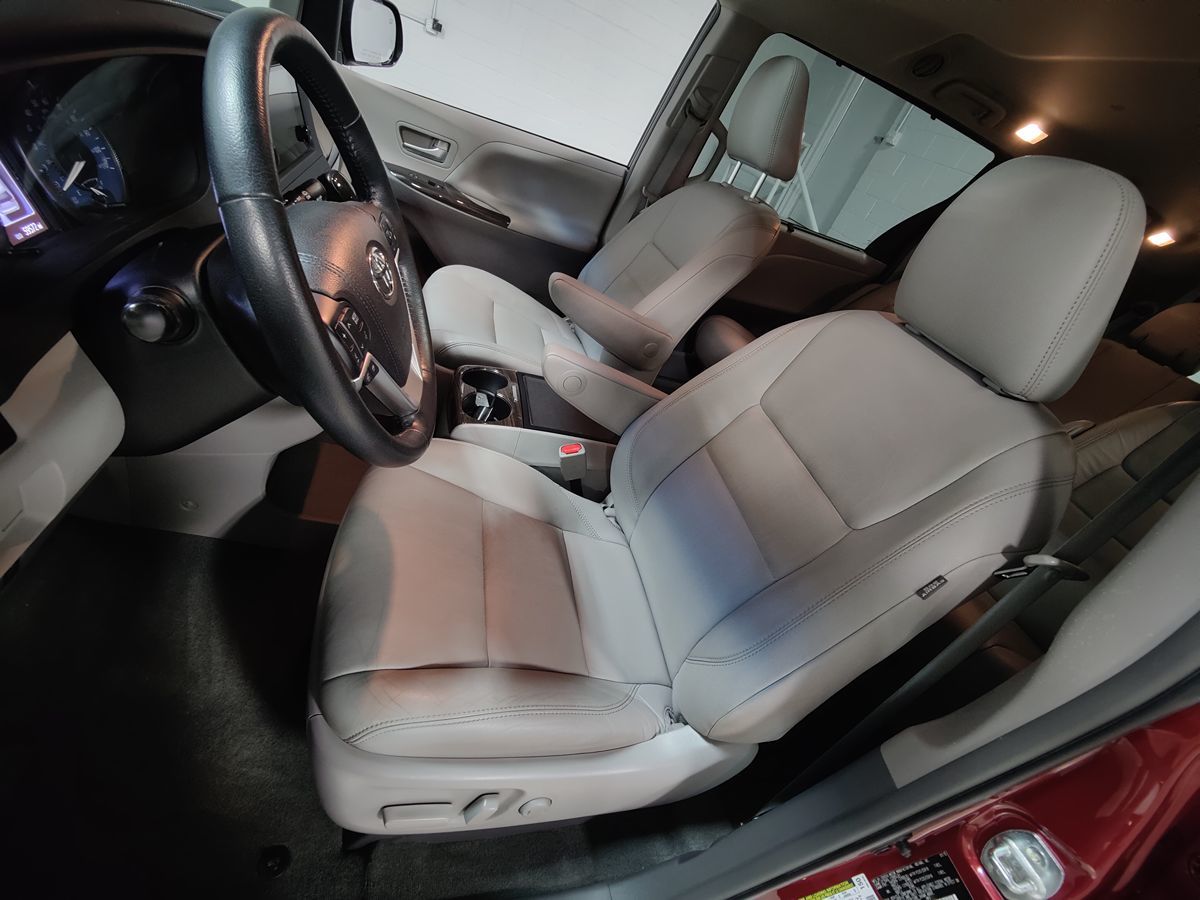 2015 Toyota Sienna XLE photo 20