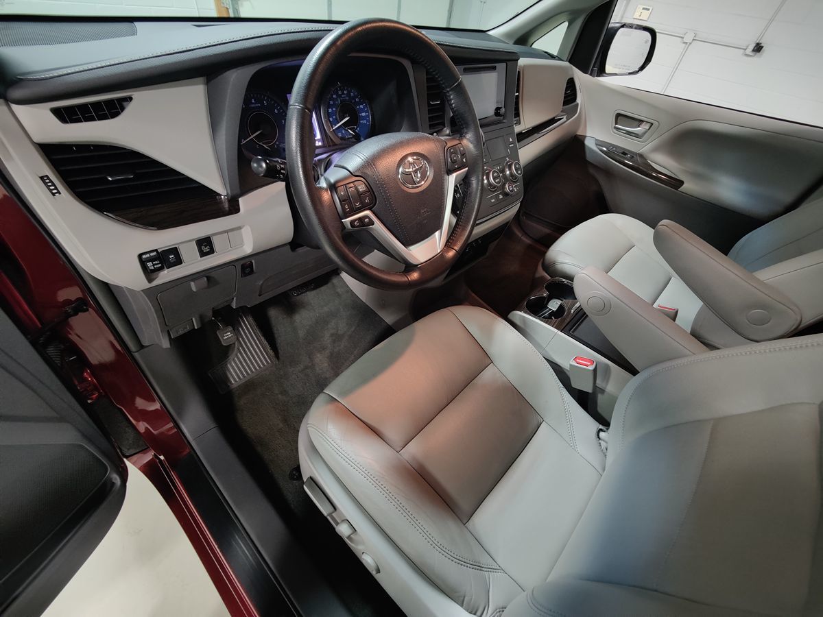 2015 Toyota Sienna XLE photo 21