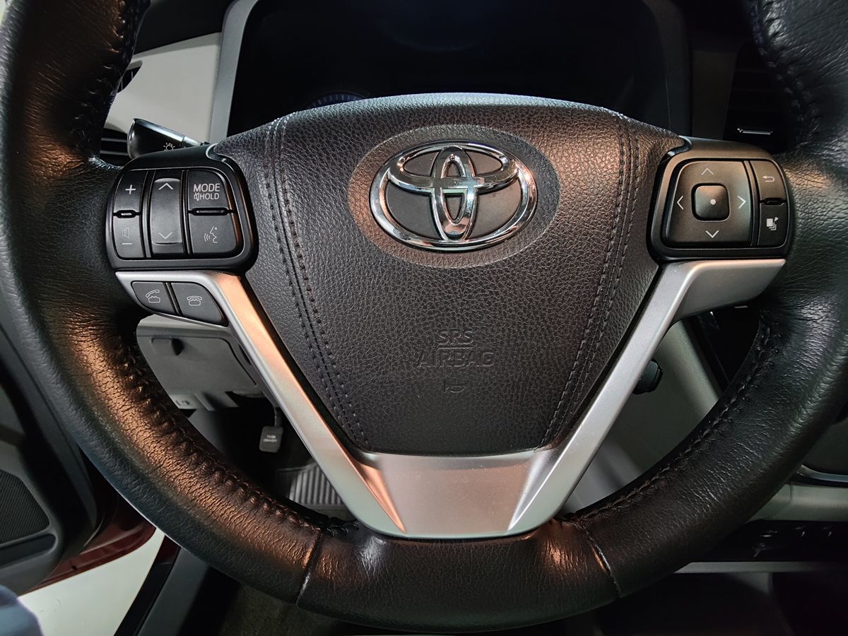 2015 Toyota Sienna XLE photo 22