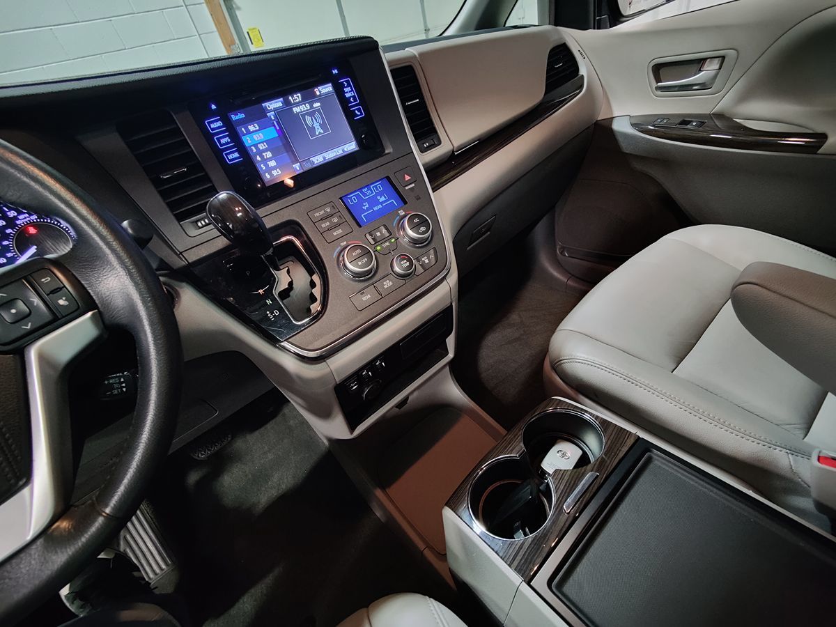 2015 Toyota Sienna XLE photo 23