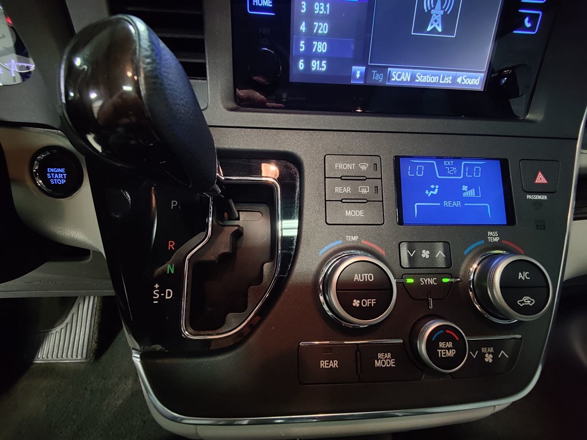 2015 Toyota Sienna XLE photo 25