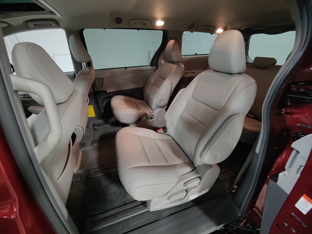 2015 Toyota Sienna XLE photo 33