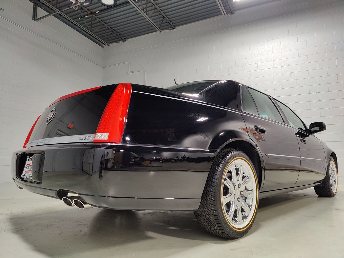 2008 Cadillac DTS photo 2