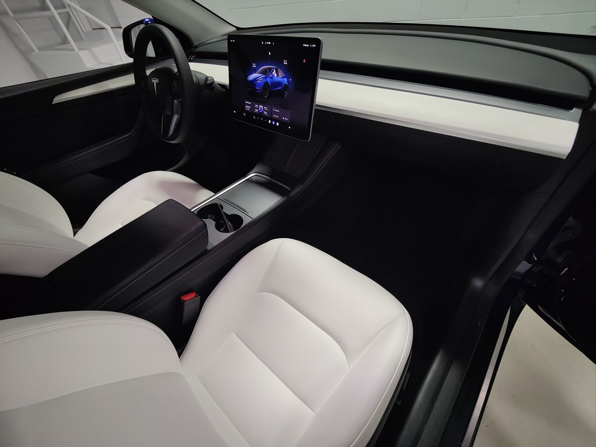 2024 Tesla Model Y Long Range photo 9