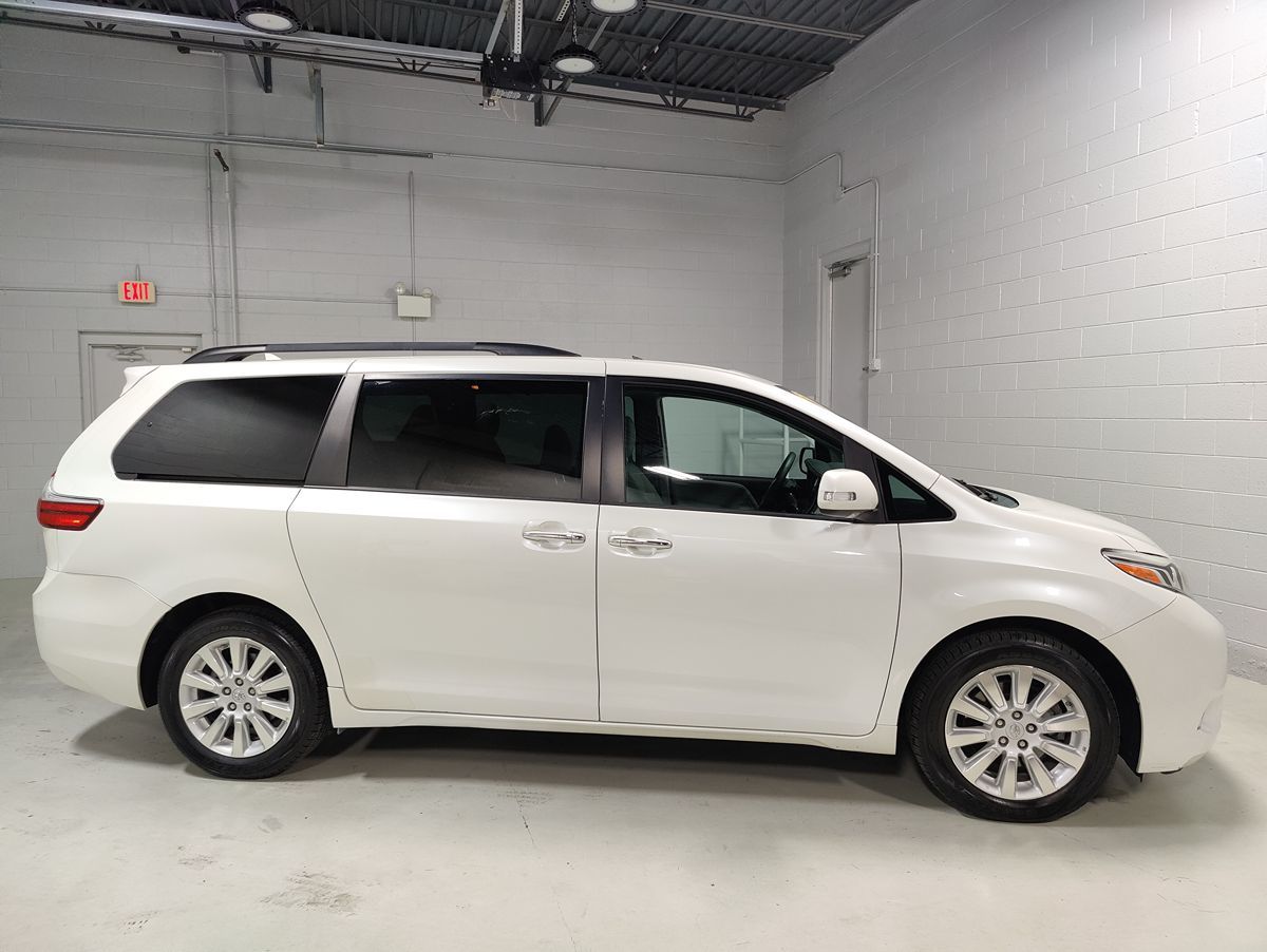 2015 Toyota Sienna Limited Premium photo 2