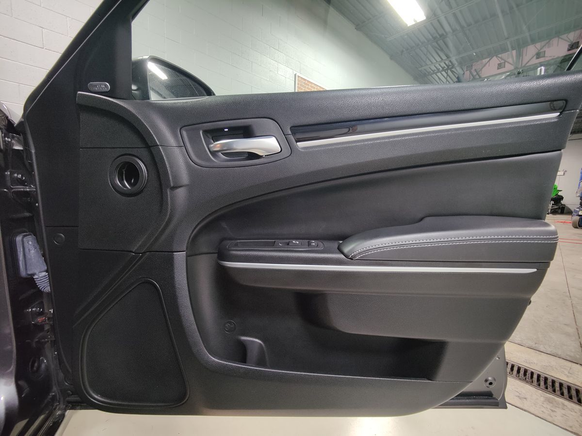 2022 Chrysler 300 photo 11