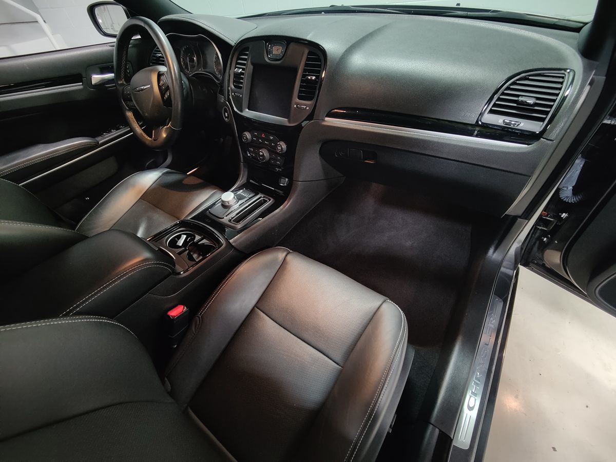 2022 Chrysler 300 photo 12