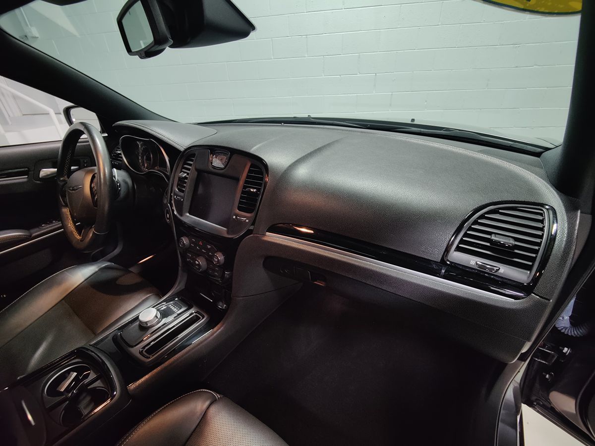 2022 Chrysler 300 photo 13
