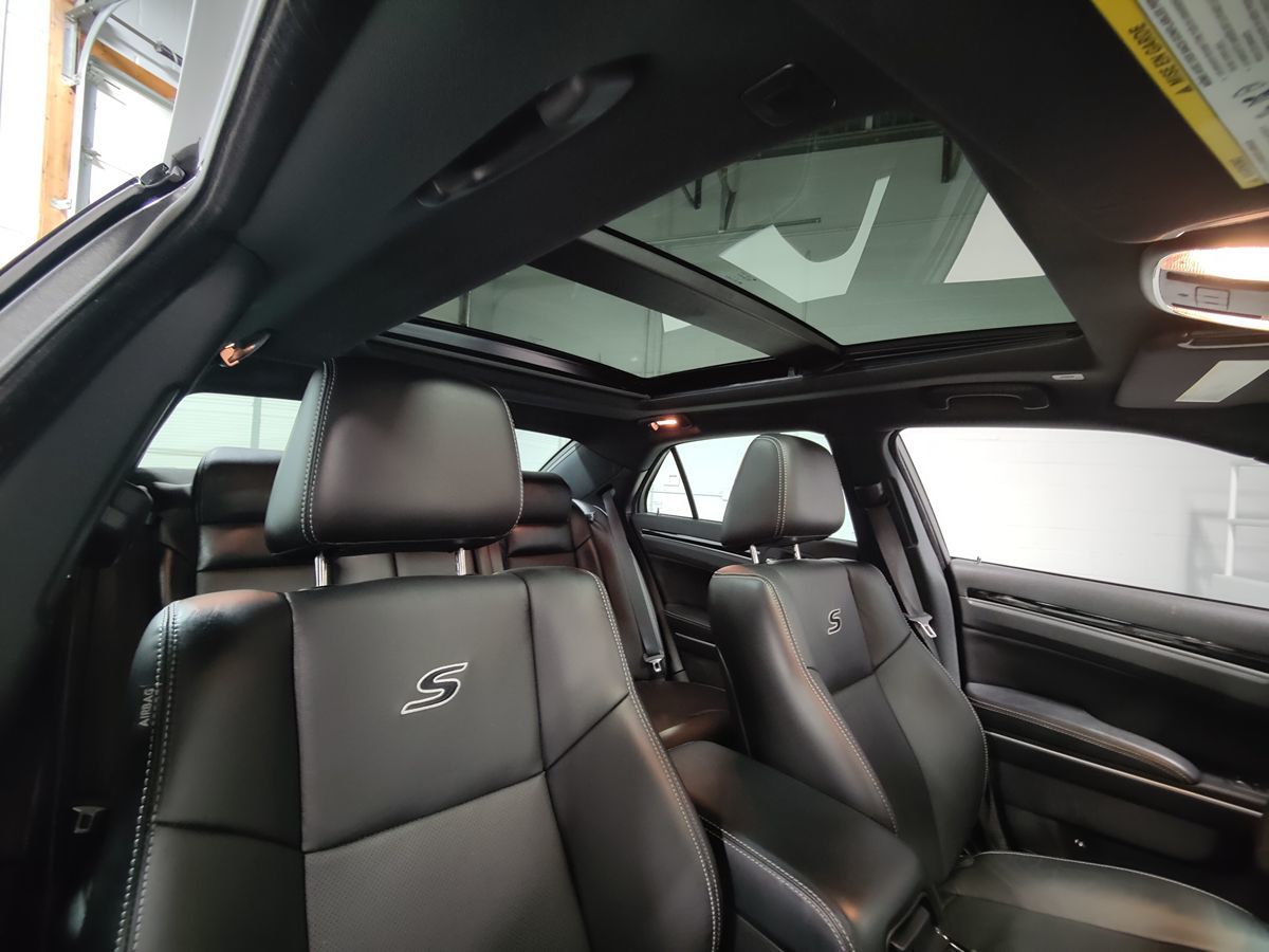 2022 Chrysler 300 photo 15