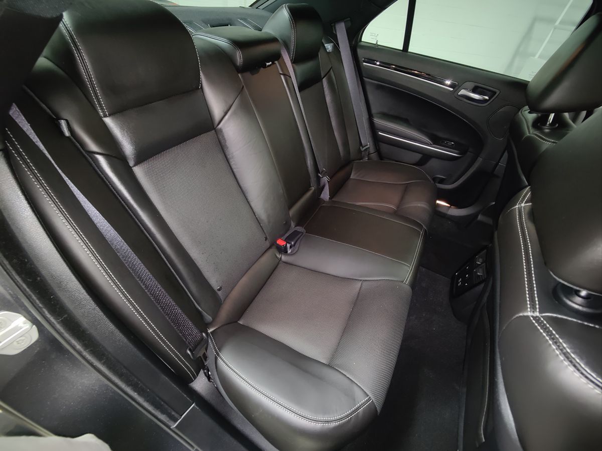 2022 Chrysler 300 photo 17