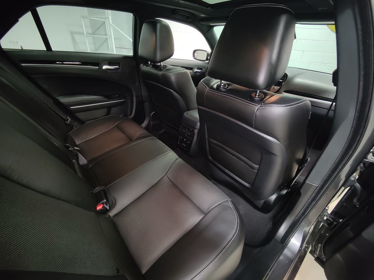 2022 Chrysler 300 photo 18