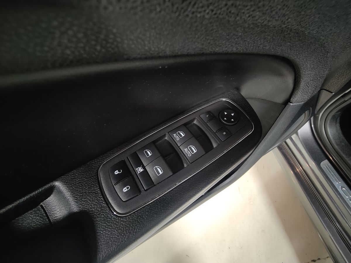 2022 Chrysler 300 photo 25