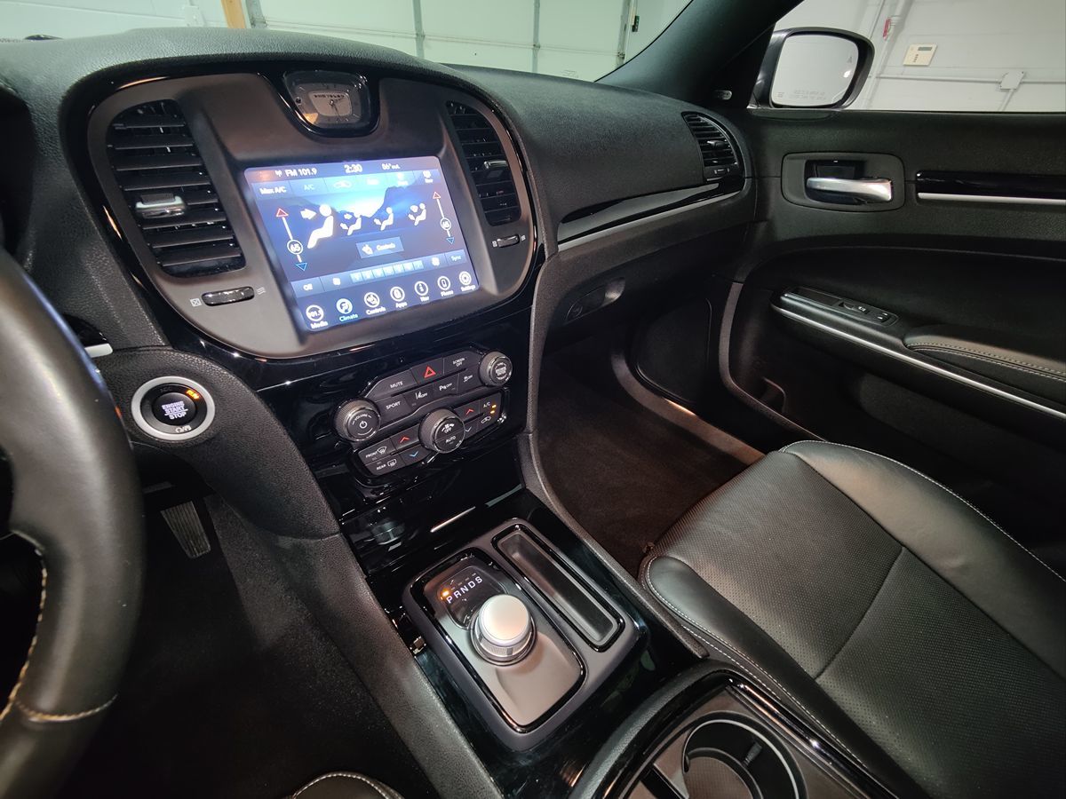 2022 Chrysler 300 photo 32