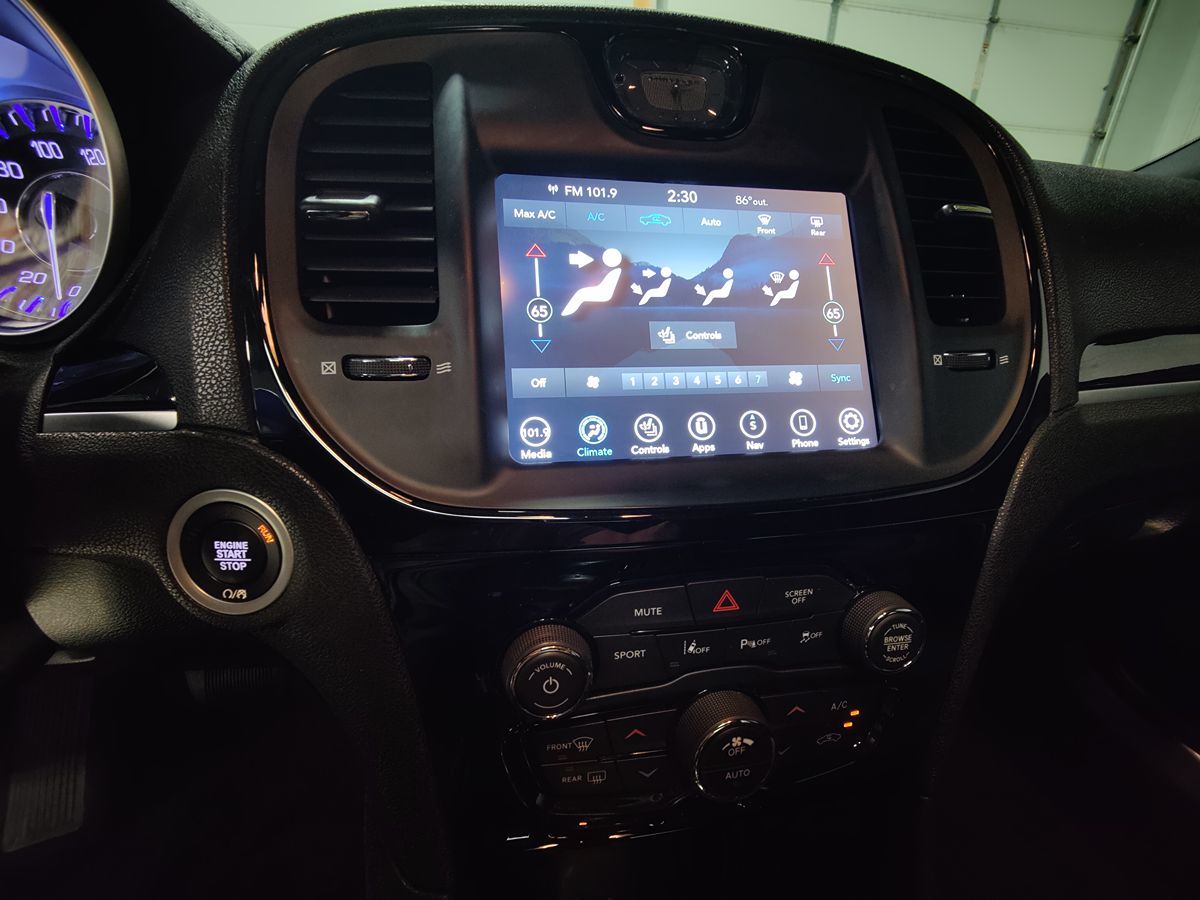 2022 Chrysler 300 photo 34