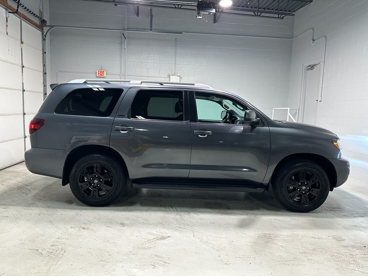 2018 Toyota Sequoia SR5 photo 2
