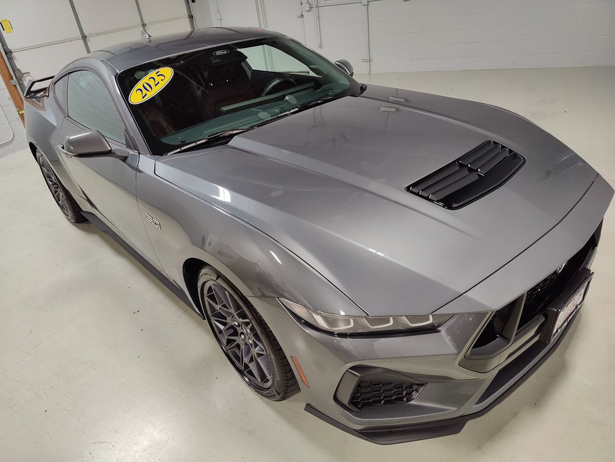 2025 Ford Mustang GT photo 2