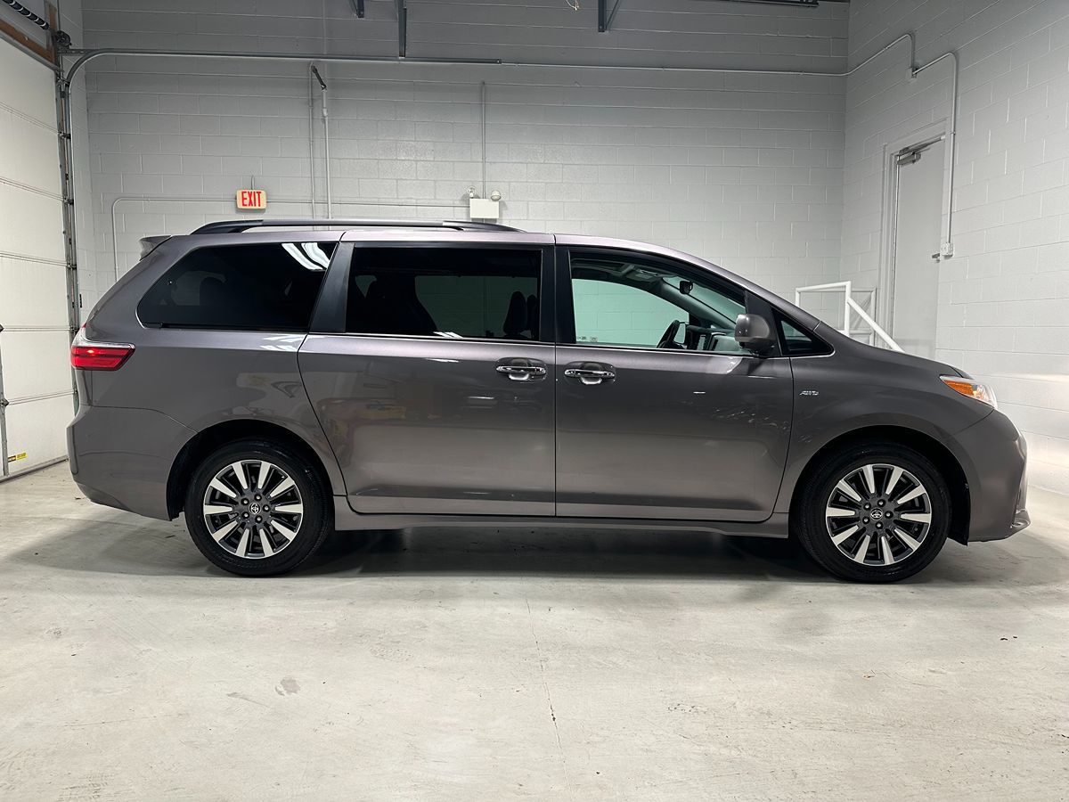 2020 Toyota Sienna XLE Premium photo 2