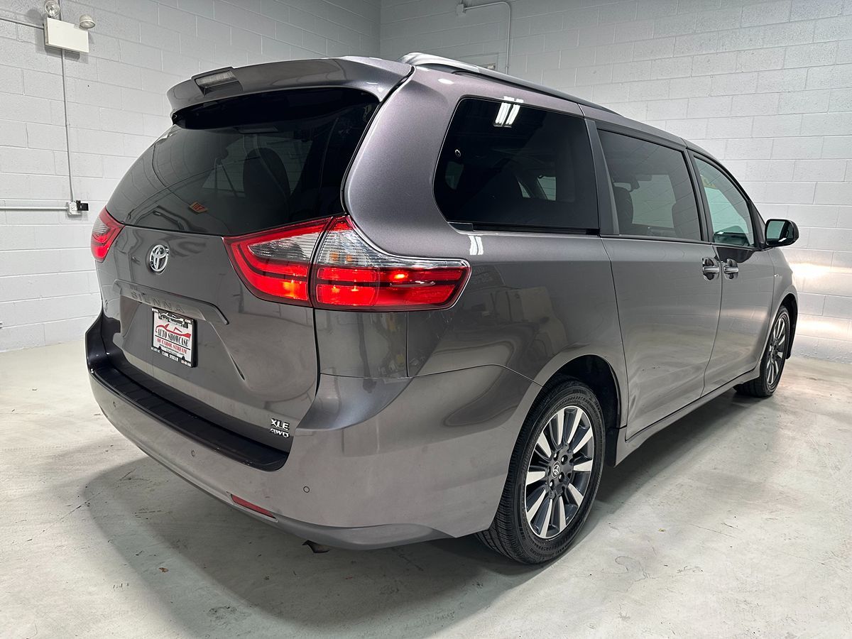 2020 Toyota Sienna XLE Premium photo 4
