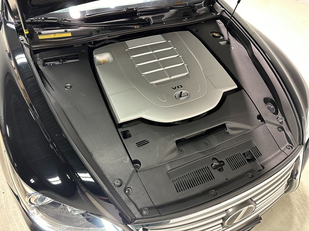 Photo 3 of this Lexus LS 460