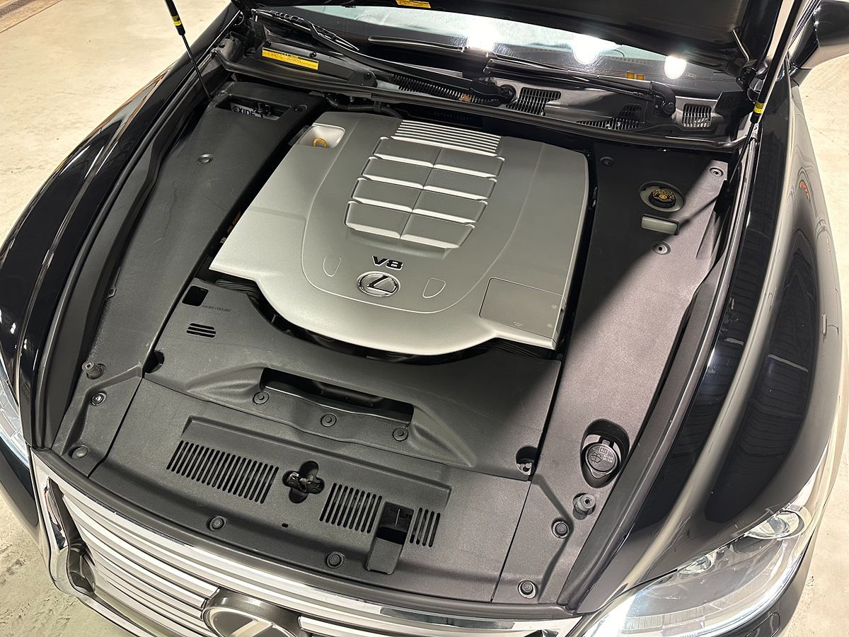 Photo 4 of this Lexus LS 460