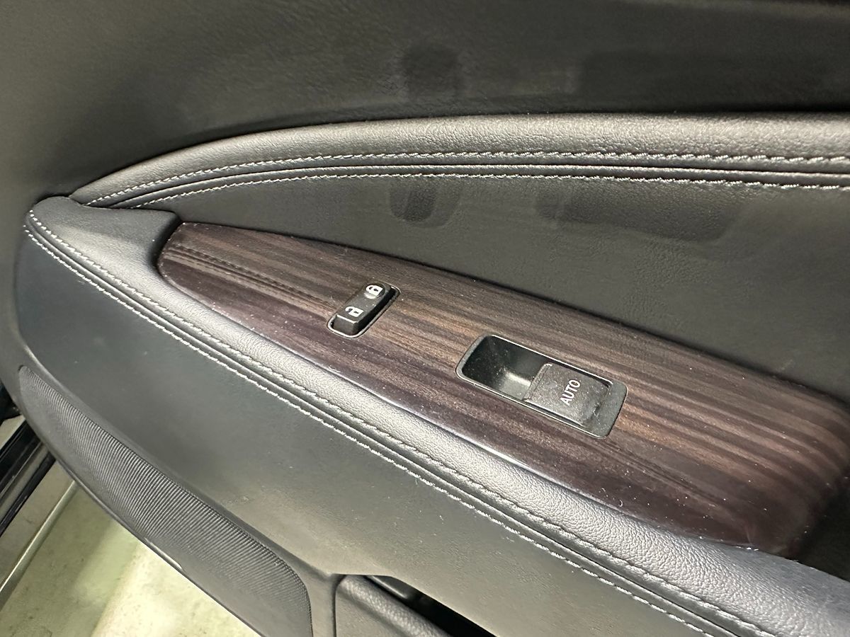 Photo 11 of this Lexus LS 460