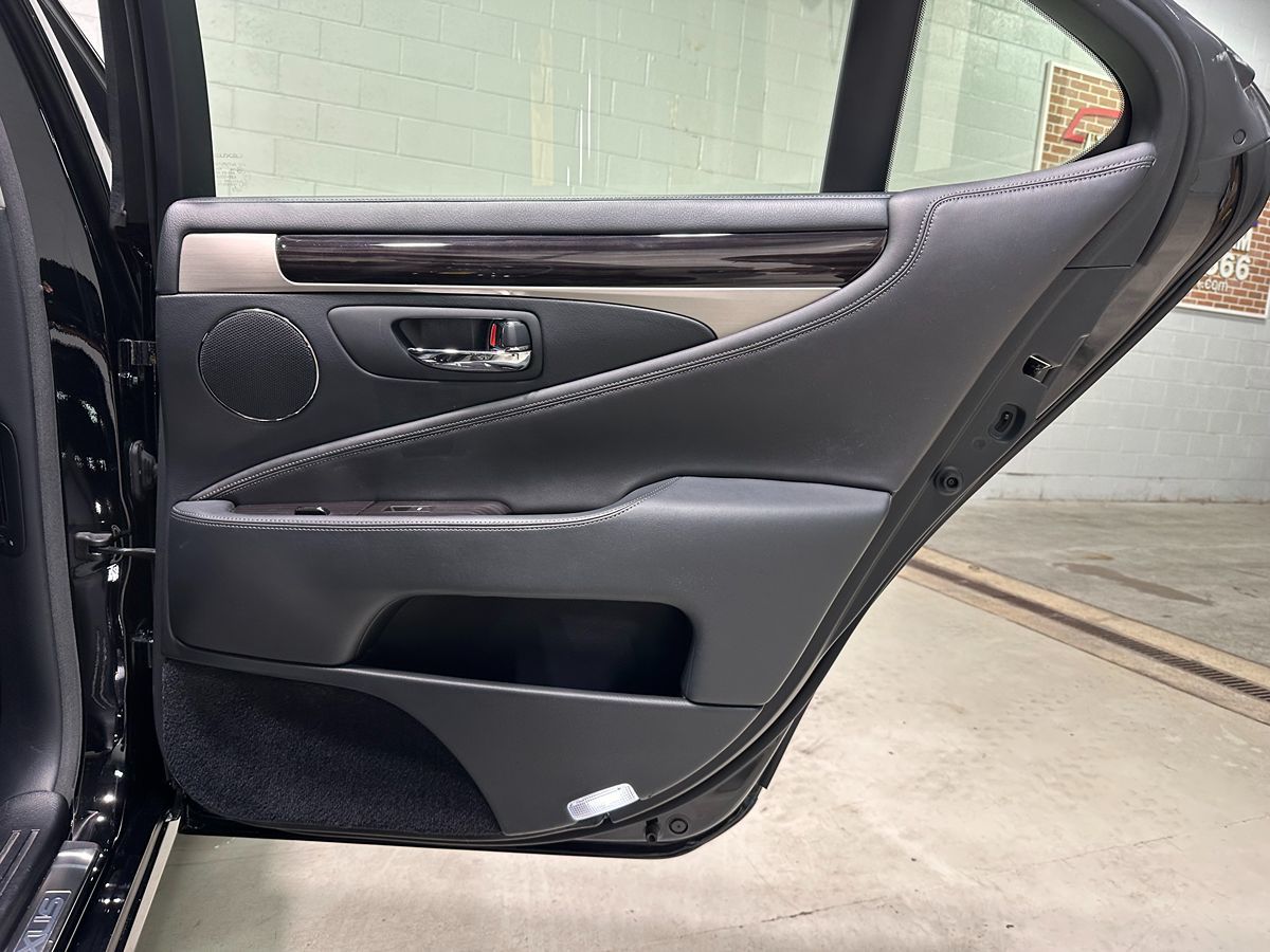 Photo 15 of this Lexus LS 460