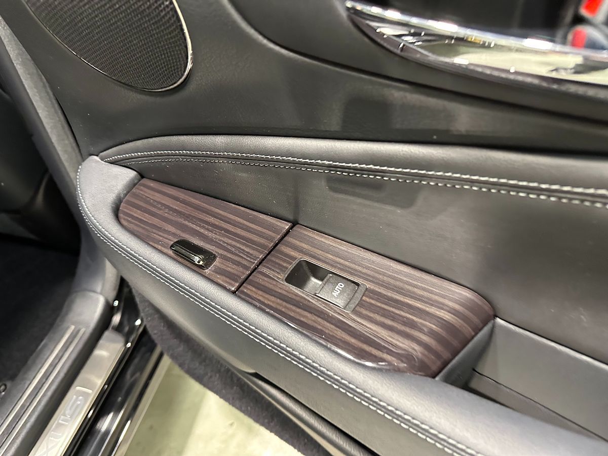 Photo 16 of this Lexus LS 460