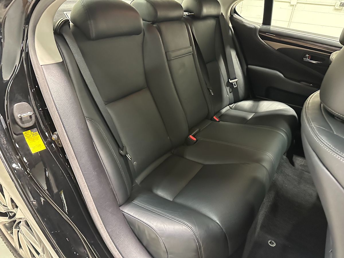 Photo 17 of this Lexus LS 460