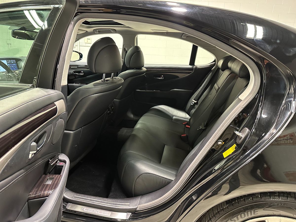 Photo 22 of this Lexus LS 460