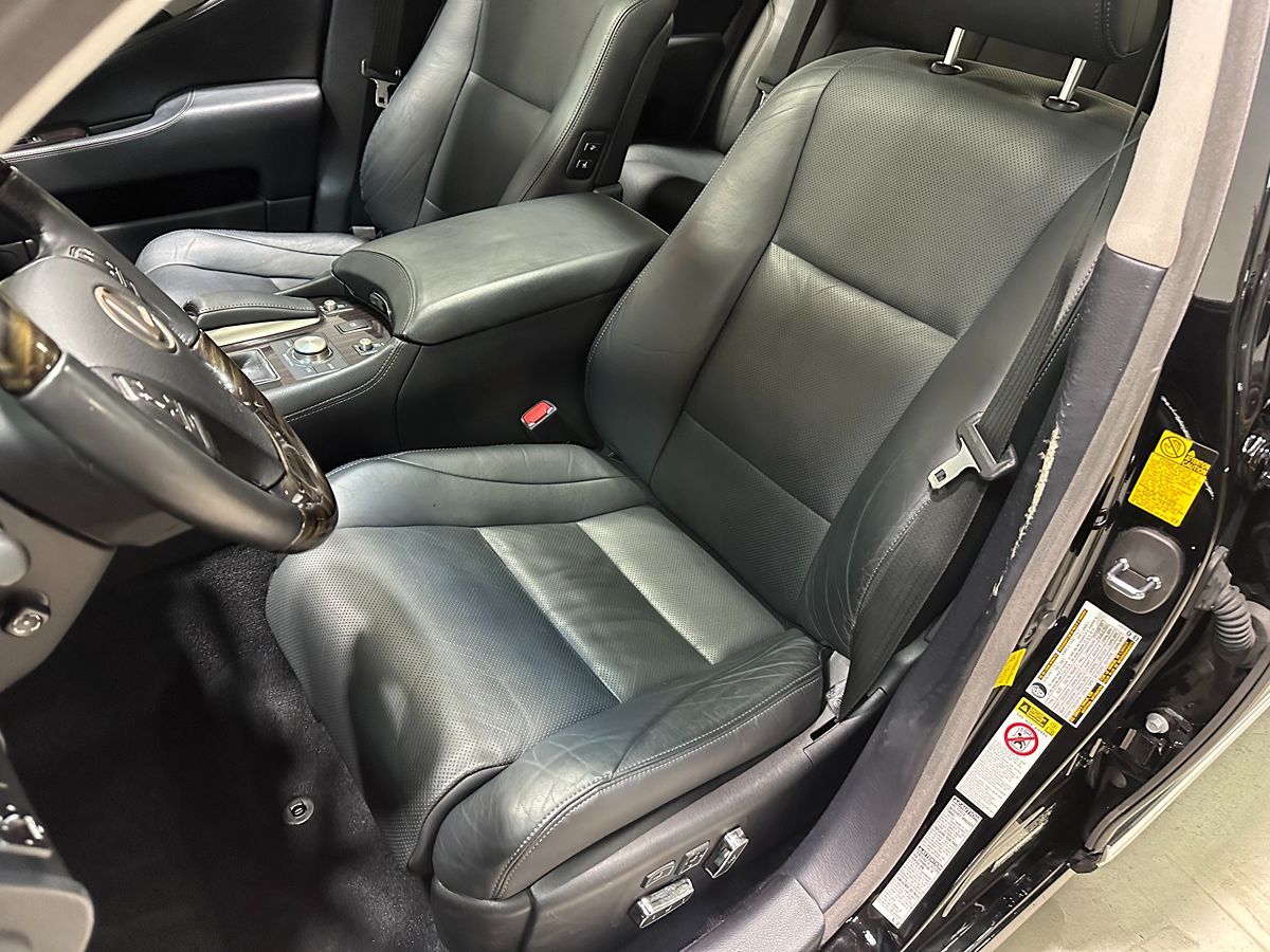 Photo 28 of this Lexus LS 460