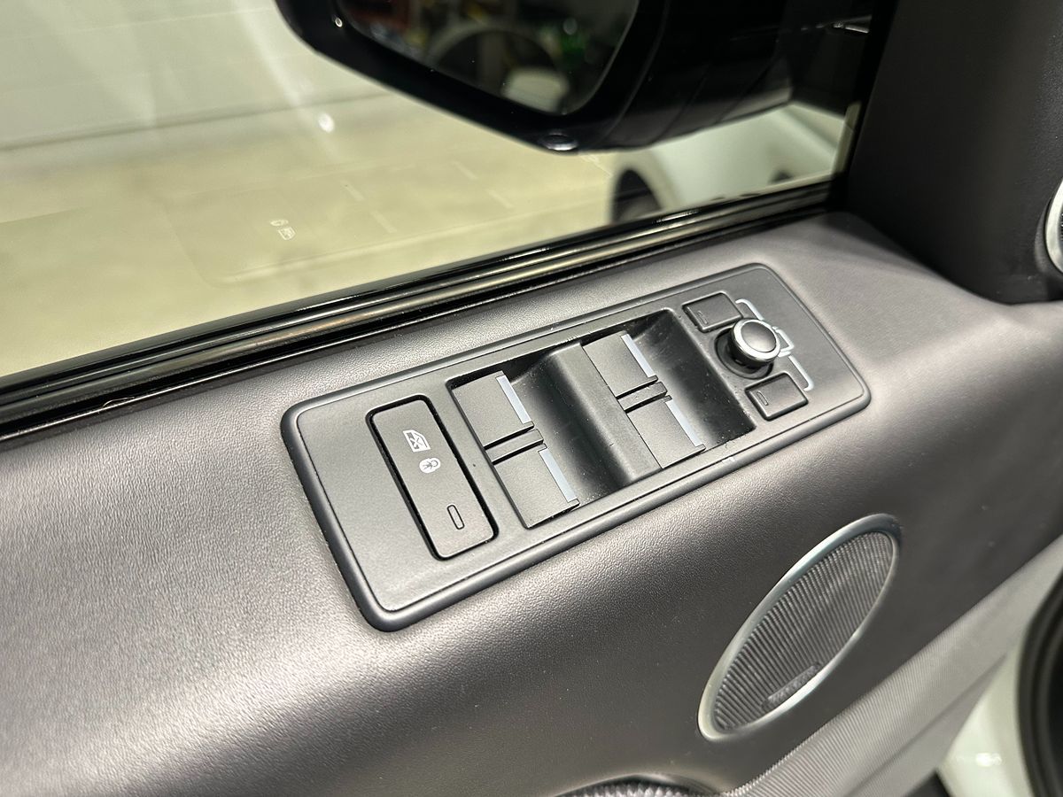 Photo 30 of this Land Rover Range Rover Sport