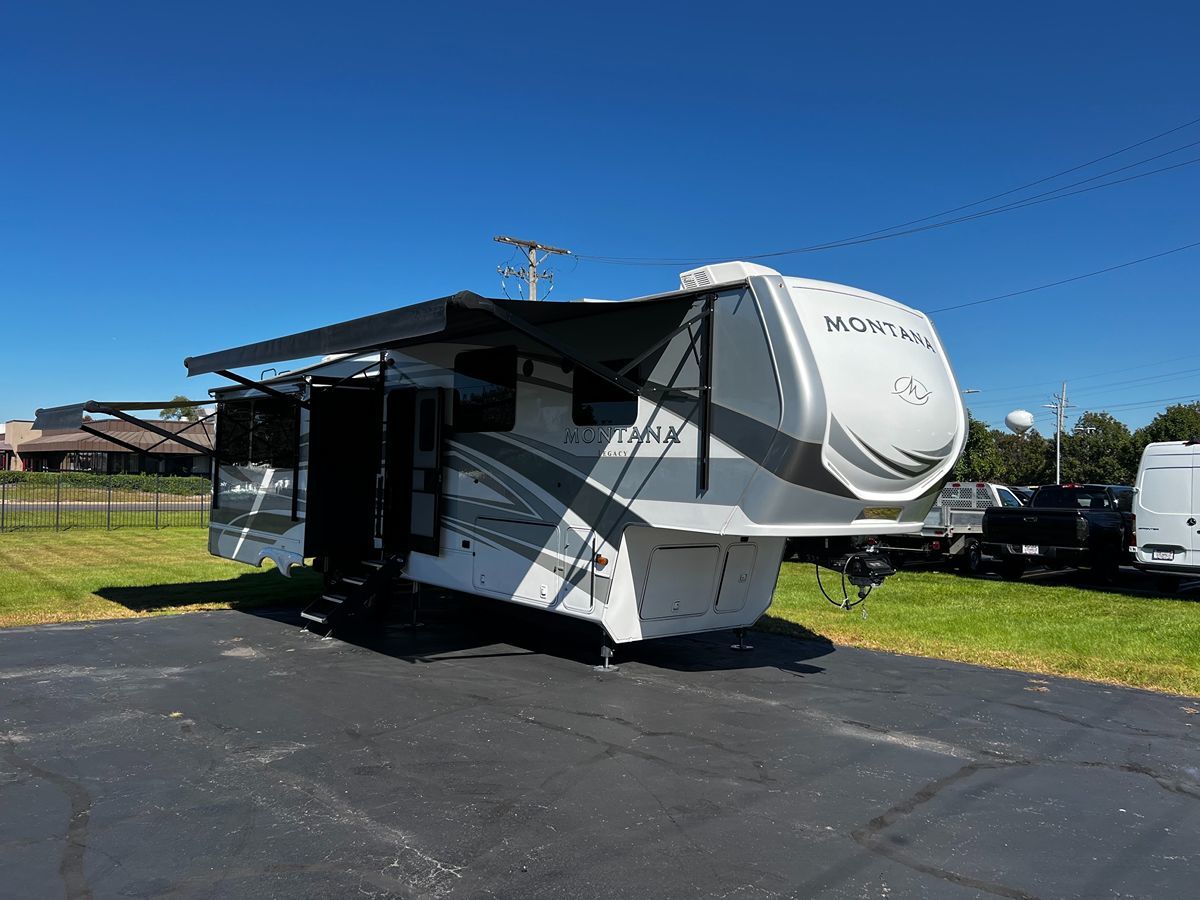 Photo 2 of this Keystone Montana Legacy 3231CK