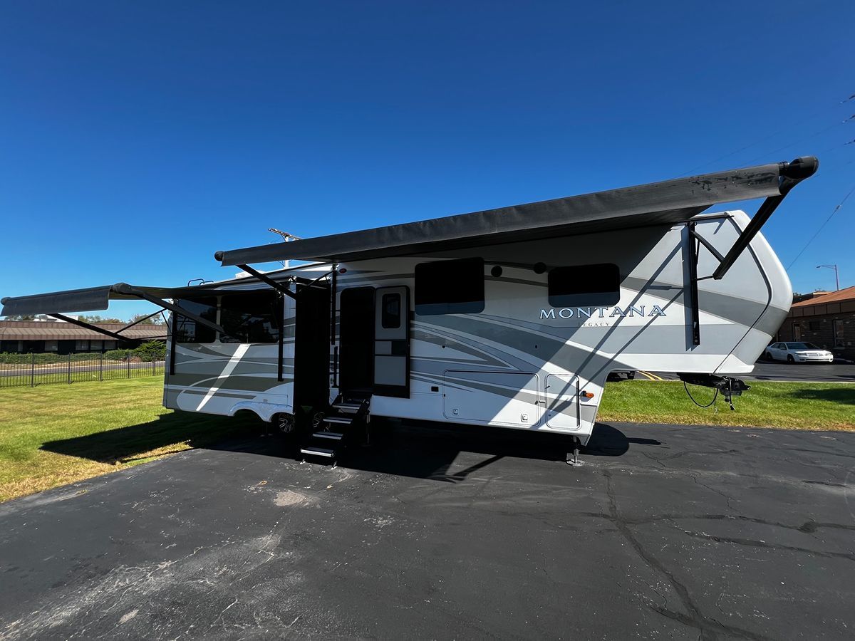 Photo 5 of this Keystone Montana Legacy 3231CK