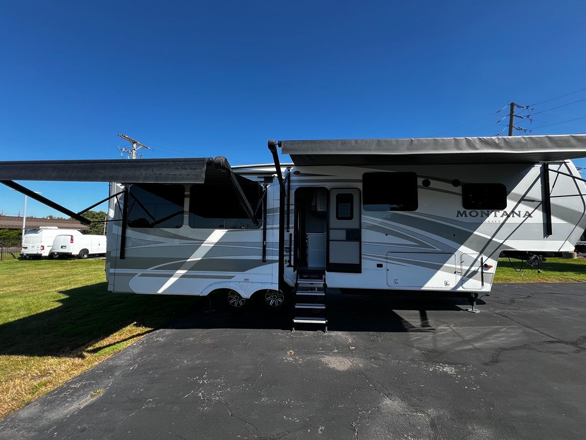 Photo 6 of this Keystone Montana Legacy 3231CK