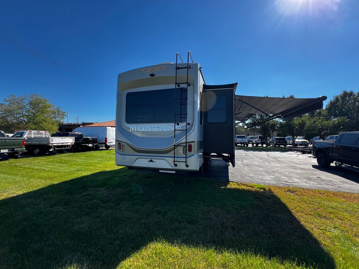 Photo 9 of this Keystone Montana Legacy 3231CK