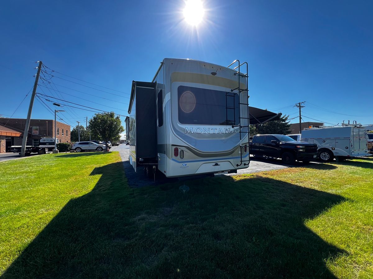 Photo 10 of this Keystone Montana Legacy 3231CK