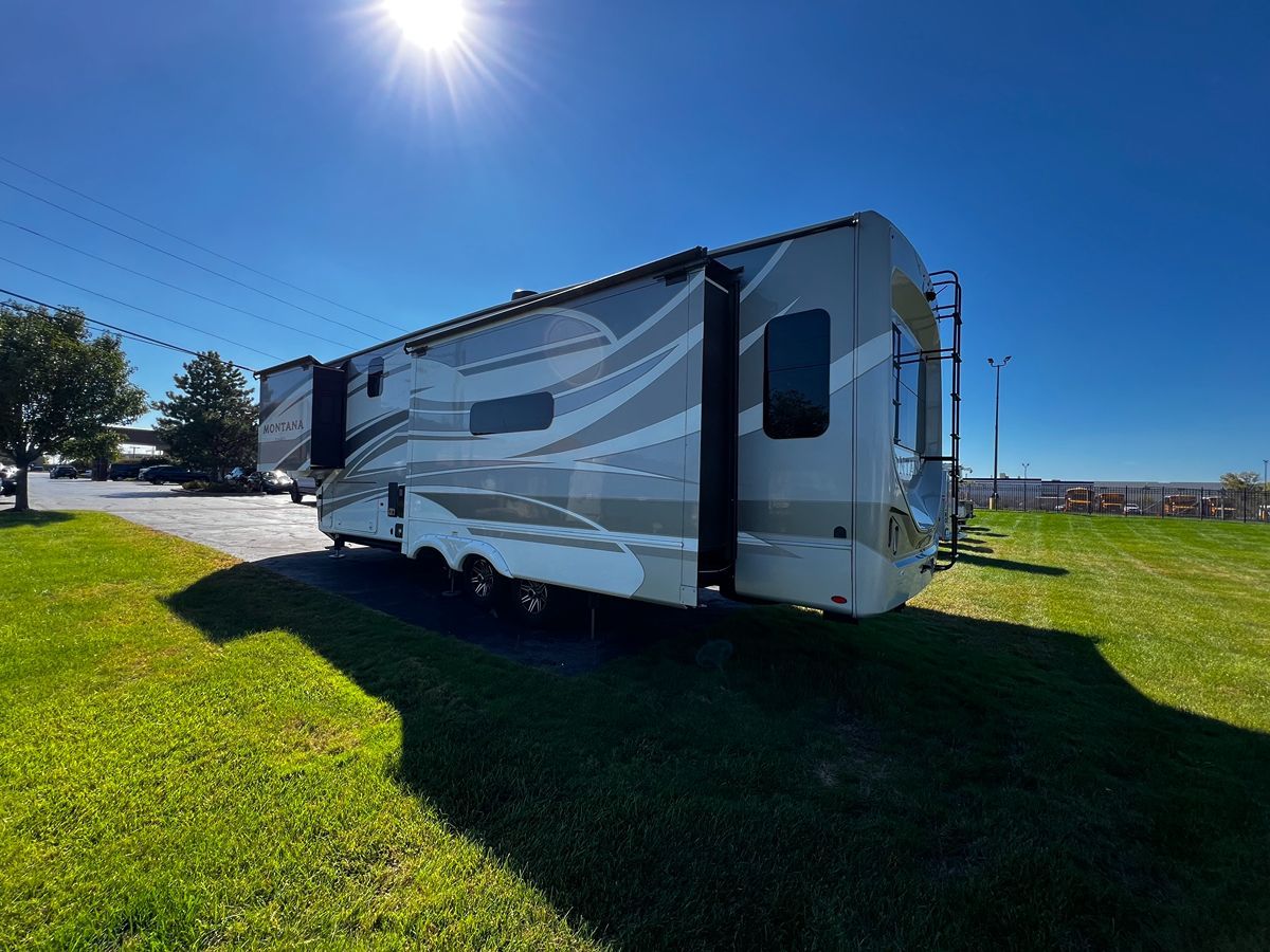 Photo 11 of this Keystone Montana Legacy 3231CK