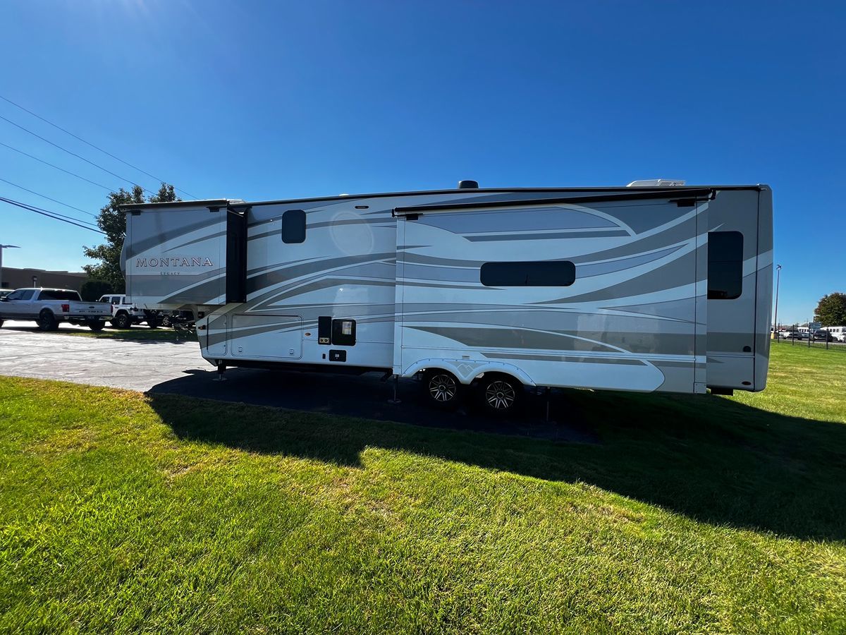 Photo 13 of this Keystone Montana Legacy 3231CK