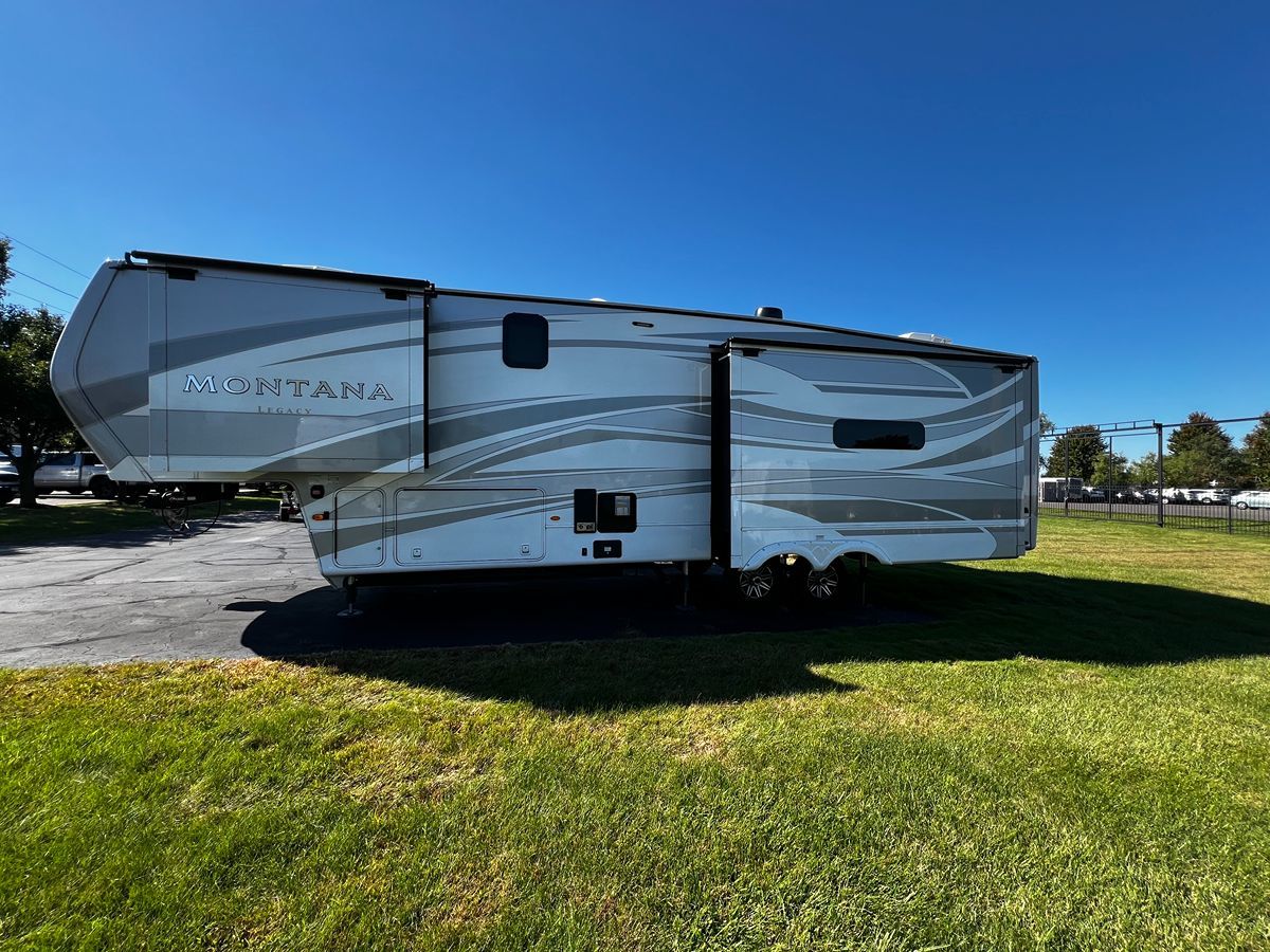 Photo 14 of this Keystone Montana Legacy 3231CK
