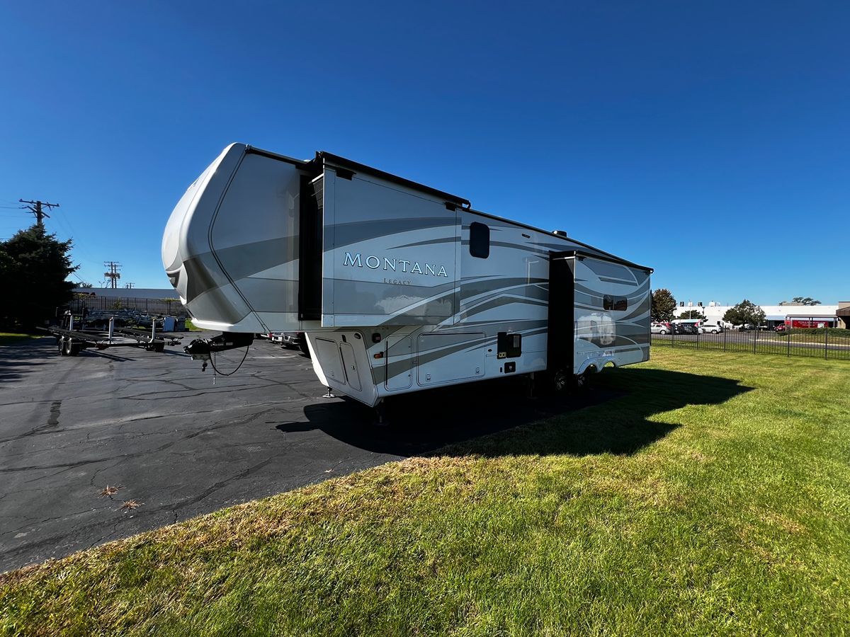 Photo 15 of this Keystone Montana Legacy 3231CK