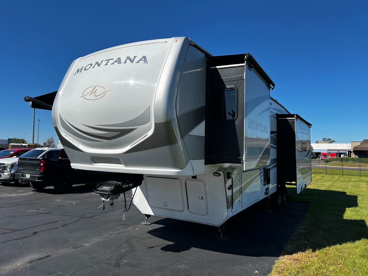 Photo 16 of this Keystone Montana Legacy 3231CK
