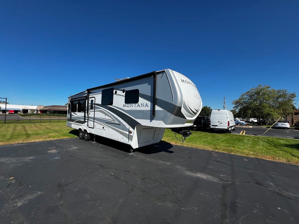 Photo 12 of this Keystone Montana Legacy 3231CK