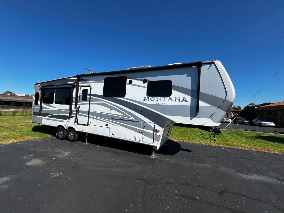 Photo 17 of this Keystone Montana Legacy 3231CK