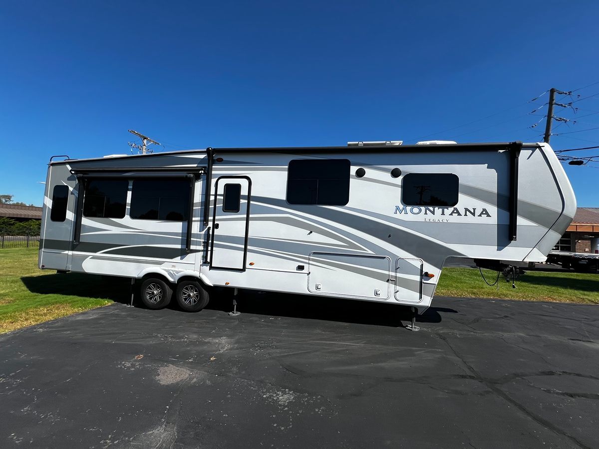 Photo 18 of this Keystone Montana Legacy 3231CK