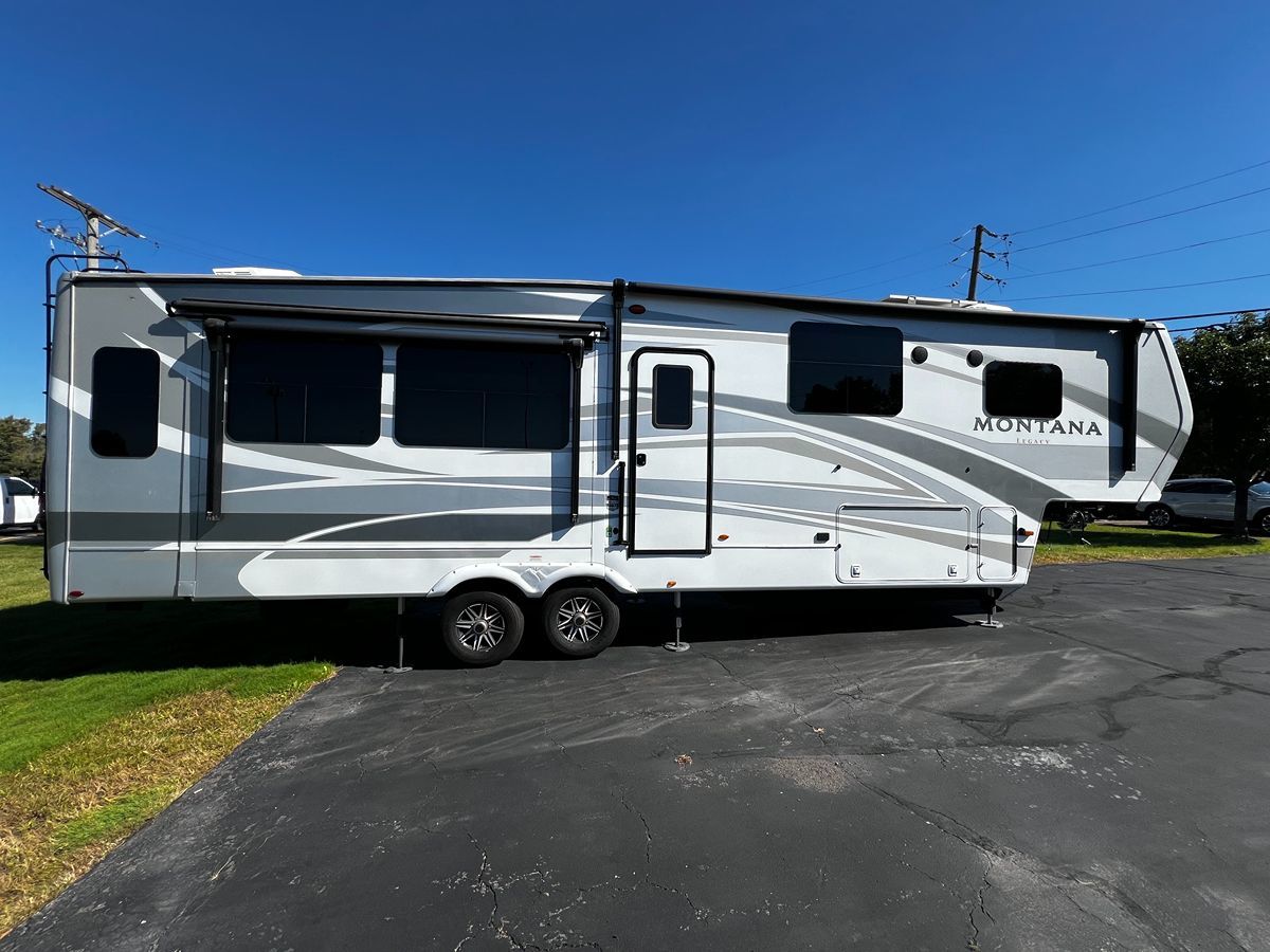 Photo 19 of this Keystone Montana Legacy 3231CK