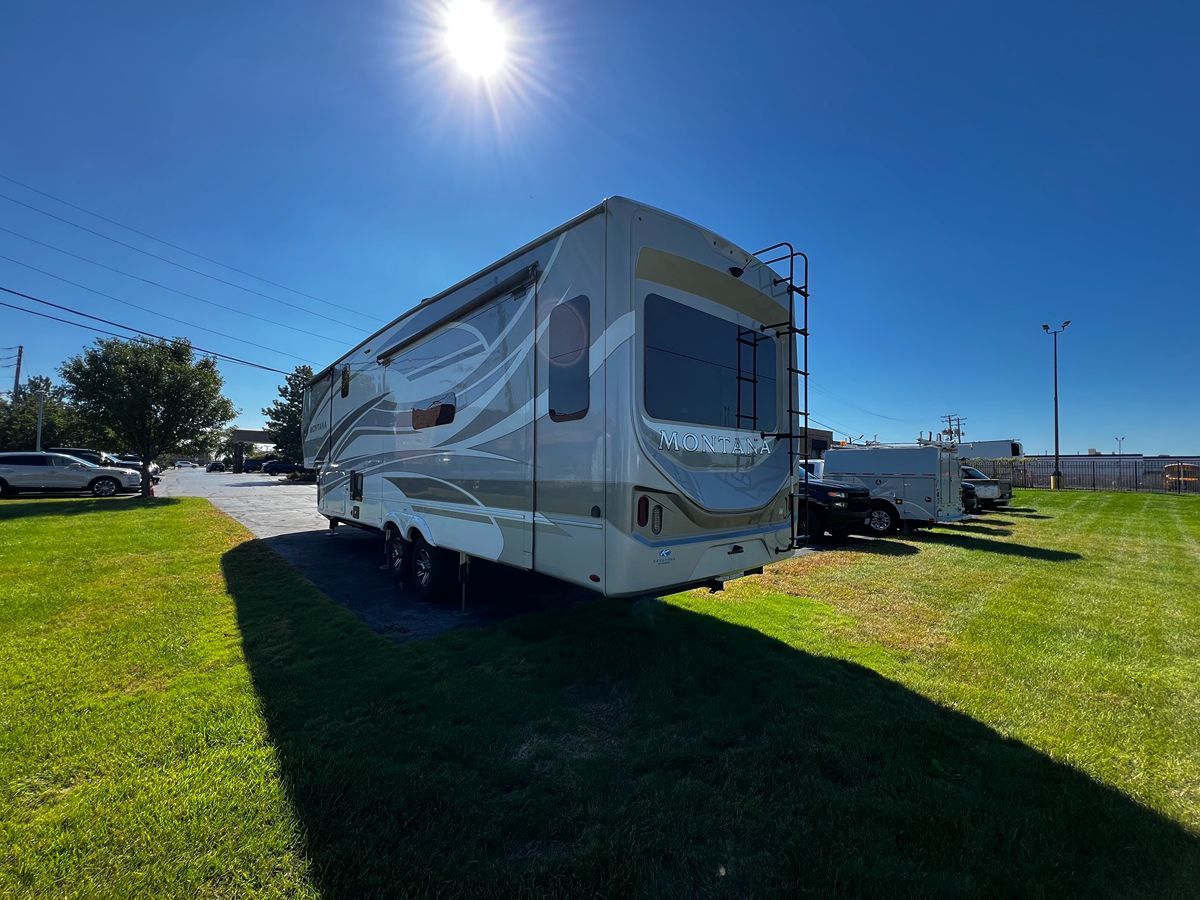 Photo 22 of this Keystone Montana Legacy 3231CK