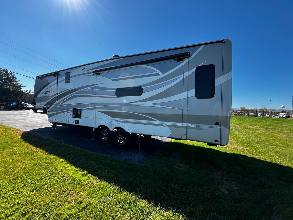 Photo 23 of this Keystone Montana Legacy 3231CK