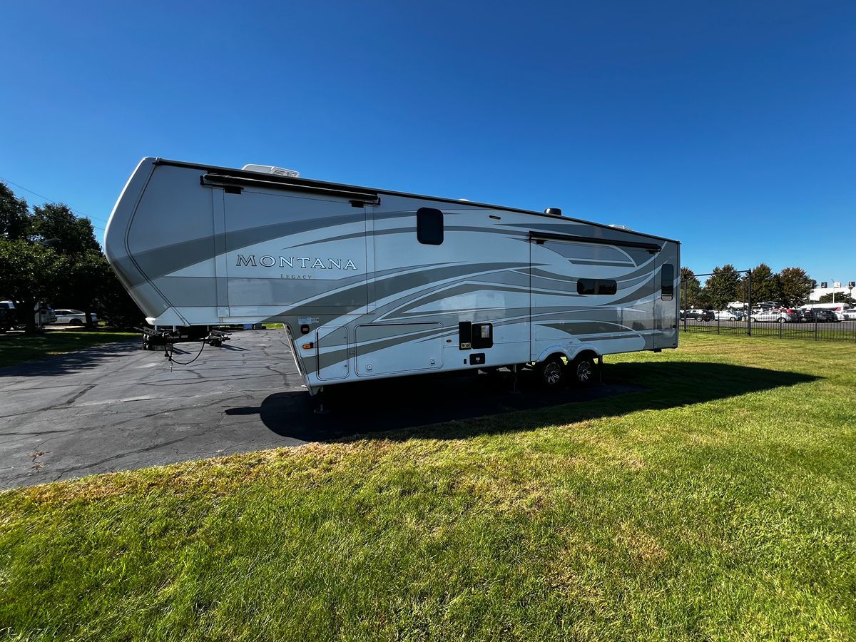Photo 25 of this Keystone Montana Legacy 3231CK