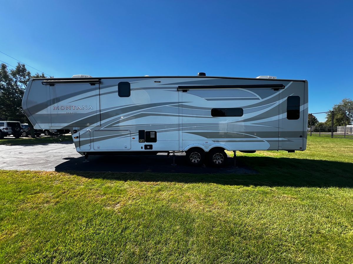 Photo 24 of this Keystone Montana Legacy 3231CK